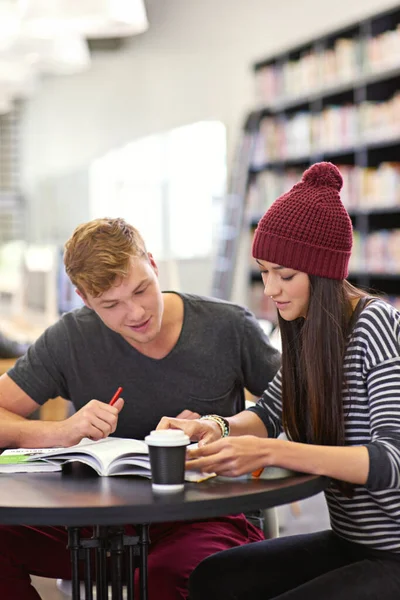 Voorbereiding Van Komende Examens Twee Studenten Studeren Samen Bibliotheek — Stockfoto