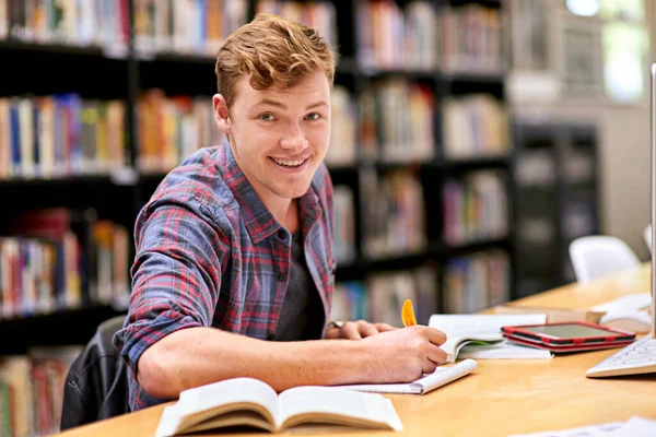 Bízik Holnapi Tesztben Egy Egyetemi Könyvtárban Tanuló Férfi Diák Portréja — Stock Fotó