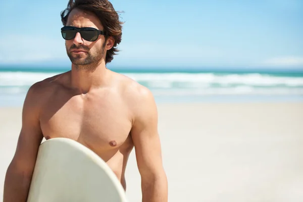 波を打つための時間 魅力的な若者がサーフィンに行く — ストック写真