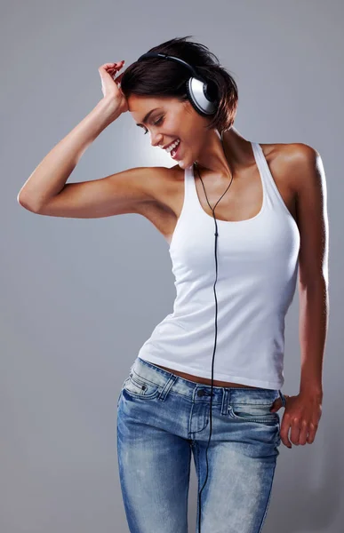 Muzyka Wywołuje Jej Uśmiech Atrakcyjna Młoda Kobieta Słuchająca Muzyki — Zdjęcie stockowe