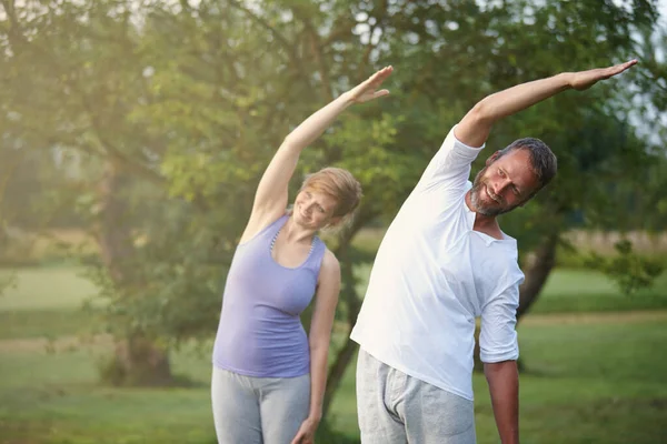 Das Training Der Wahl Ein Glückliches Reifes Paar Beim Yoga — Stockfoto