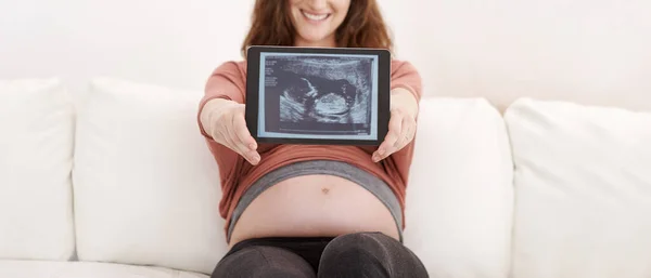 Już Niedługo Świecąca Młoda Kobieta Ciąży Pokazuje Swoje Usg Tablecie — Zdjęcie stockowe