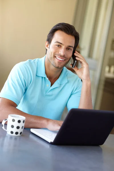 Redes Partir Casa Homem Bonito Falando Telefone Enquanto Usa Seu — Fotografia de Stock