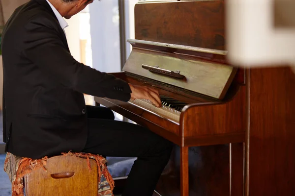 Художественное Выражение Хорошо Одетый Мужчина Играет Фортепиано — стоковое фото