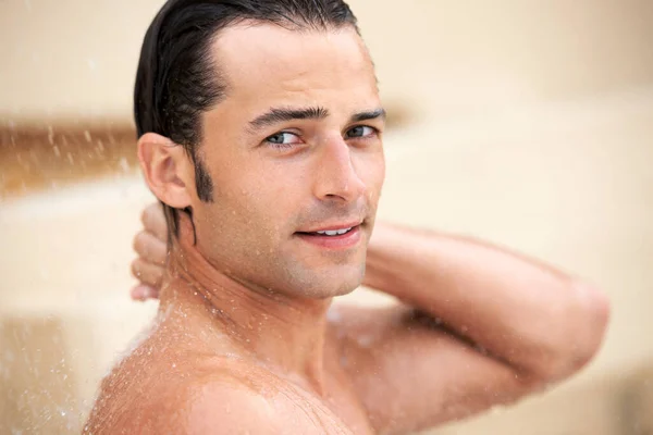 Igazi Férfiak Tisztán Tartják Egy Jóképű Fiatalember Élvezi Frissítő Zuhanyt — Stock Fotó