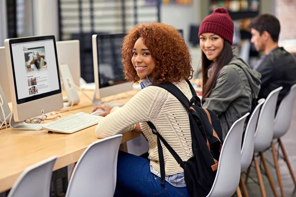 Развивает Страсть Обучению Студенты Работающие Компьютерах Университетской Библиотеке — стоковое фото