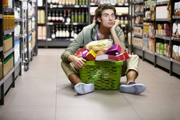 Hadi Bunu Başarabilirsin Yerde Oturan Genç Bir Adam Market Alışverişi — Stok fotoğraf