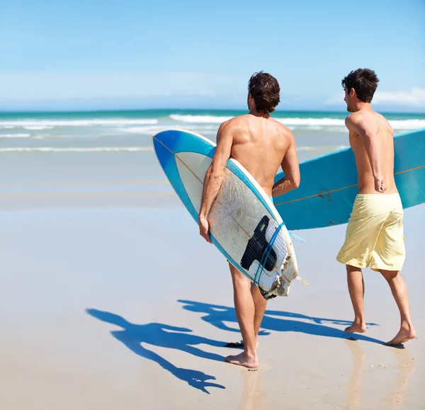 Wody Wody Dwóch Przyjaciół Plaży Przygotowuje Się Wejścia Wody Surfing — Zdjęcie stockowe