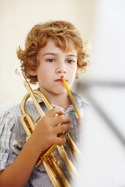 Von Spielzeug Bis Trompeten Ein Süßer Kleiner Junge Der Trompete — Stockfoto