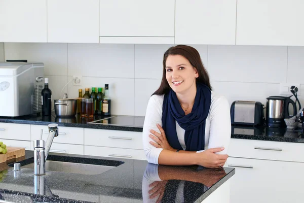 Bom Estar Casa Retrato Recortado Uma Mulher Atraente Sua Cozinha — Fotografia de Stock