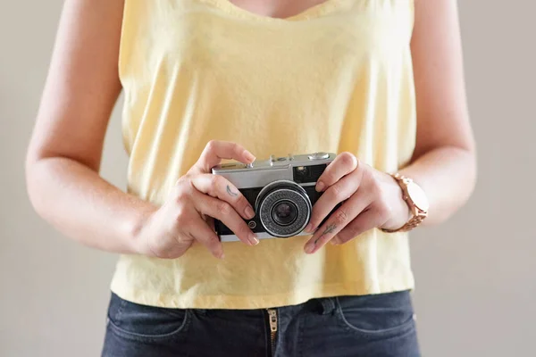 Każdy Potrzebuje Hobby Nierozpoznawalna Kobieta Trzymająca Kamerę — Zdjęcie stockowe