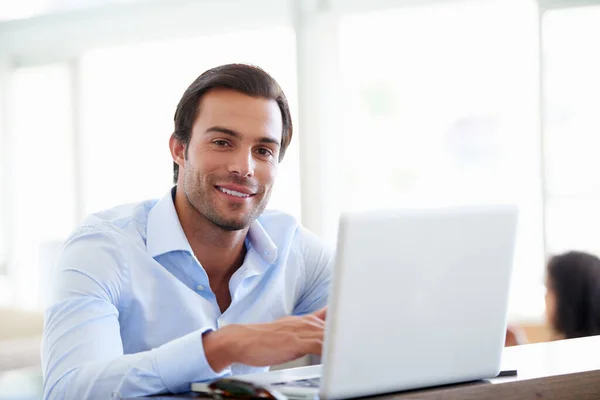 Wieder Ein Toller Tag Büro Porträt Eines Gutaussehenden Geschäftsmannes Der — Stockfoto