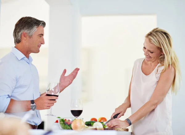 Dinnertime Banter Mature Couple Talking Together While Making Dinner — Stock Photo, Image