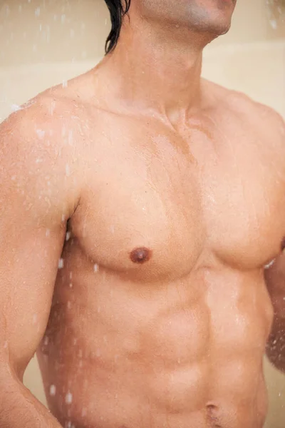 Goteando Masculinidad Joven Guapo Disfrutando Una Refrescante Ducha —  Fotos de Stock