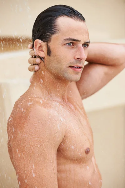 Czysta Męskość Przystojny Młody Mężczyzna Cieszący Się Orzeźwiający Prysznic Obrazek Stockowy