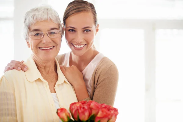 Flowers Show Her Appreciation Young Woman Giving Her Mother Bunch — Stock Photo, Image