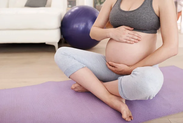 Kişilik Egzersiz Yapıyorum Evde Egzersiz Yapan Hamile Bir Kadın — Stok fotoğraf