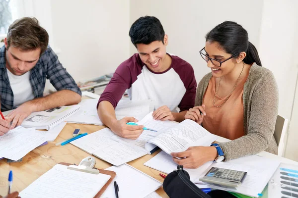 Ajudá Missão Três Estudantes Universitários Estudar — Fotografia de Stock