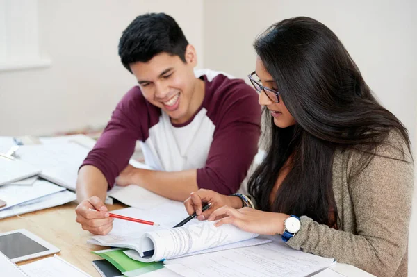 Haar Een Helpende Hand Geven Twee Universitaire Studenten Studeren — Stockfoto