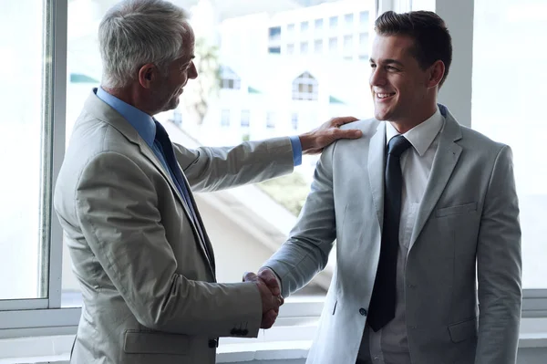 Vas Hacer Gran Trabajo Dos Hombres Negocios Estrechando Mano — Foto de Stock