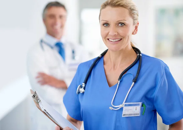 Estábamos Aquí Para Ayudar Que Aqueja Retrato Una Doctora Uniforme —  Fotos de Stock