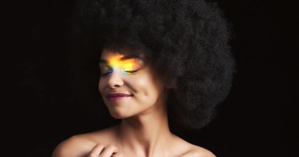 Красота Черная Женщина Портрет Призмой Светлый Темный Студийный Фон Макет — стоковое видео