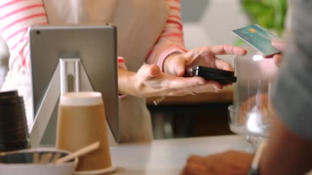 Einkaufen Kaufen Oder Bezahlen Kreditkarte Durch Scannen Der Kasse Kontaktlose — Stockvideo
