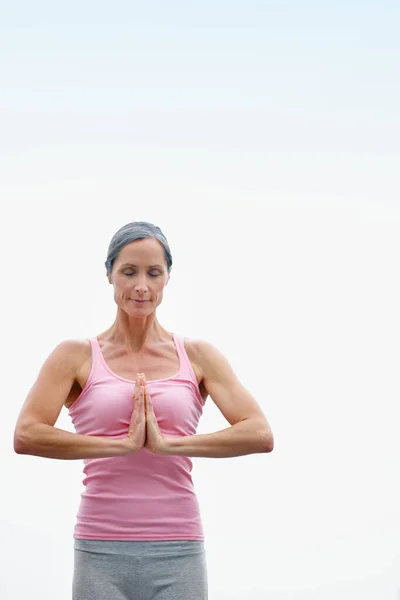 Blunda Och Släpp Taget Attraktiv Mogen Kvinna Som Gör Yoga — Stockfoto