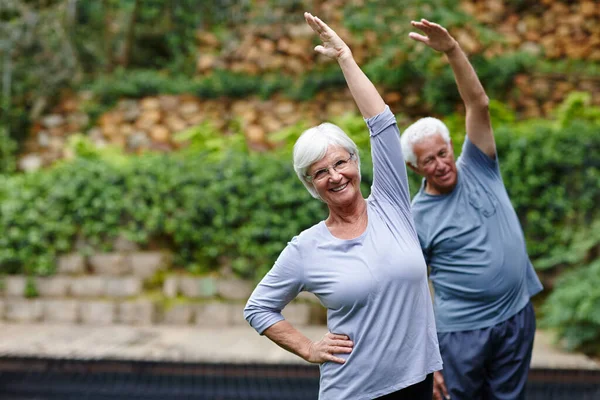 Ist Wichtig Alter Aktiv Bleiben Ein Älteres Paar Beim Yoga — Stockfoto