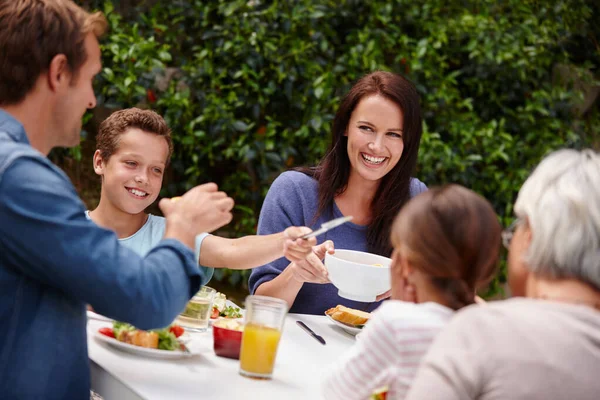 Rodzina Największe Błogosławieństwo Szczęśliwa Wielopokoleniowa Rodzina Jedząca Razem Posiłek Zewnątrz — Zdjęcie stockowe