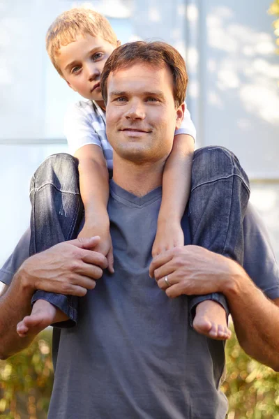 Papa Ist Mein Superheld Ein Glücklicher Vater Gibt Seinem Sohn — Stockfoto