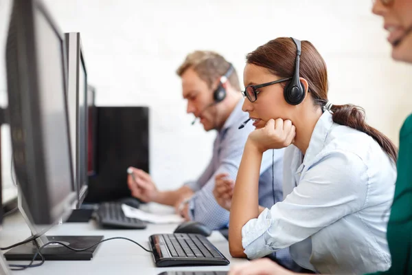 Verkoop Dozijn Een Verkoopondersteuningsteam Dat Gesprekken Voert Met Hun Computers — Stockfoto