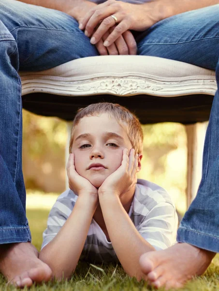 Wann Ist Der Spaß Ein Süßer Kleiner Junge Liegt Auf — Stockfoto