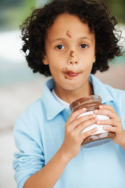 Regalo Brindisi Ragazzino Che Mangia Nutella Barattolo — Foto Stock