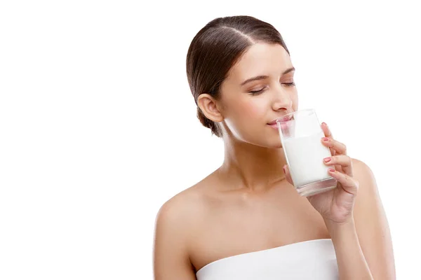 Melk Studio Shot Van Een Aantrekkelijke Jonge Vrouw Drinken Van — Stockfoto