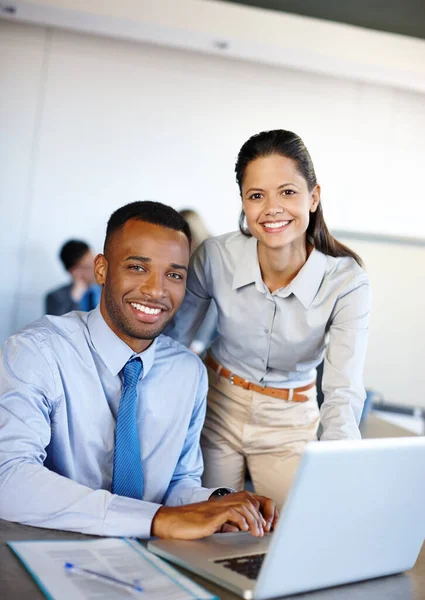 Ela Está Sempre Feliz Ajudar Dois Jovens Colegas Trabalho Trabalhando — Fotografia de Stock