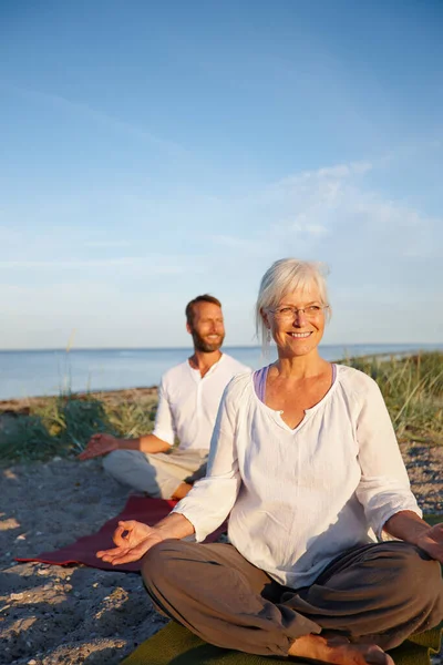 Meditation Något Båda Njuter Ett Moget Par Som Yogar Tillsammans — Stockfoto