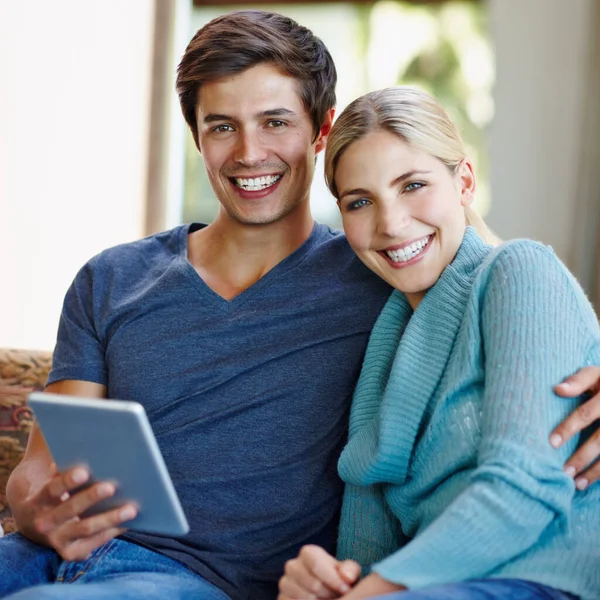 Bienaventuranza Inalámbrica Una Feliz Pareja Joven Usando Una Tableta Digital — Foto de Stock