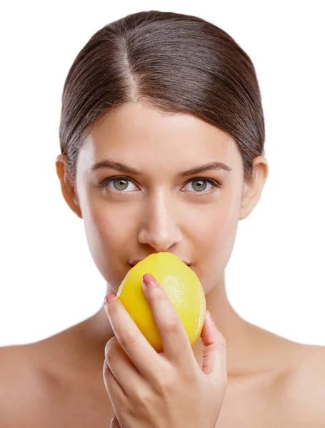 Vitamini Onun Cilt Bakımı Sırrı Ağzının Önünde Limon Tutan Güzel — Stok fotoğraf