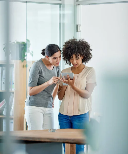 Están Creando Aplicación Perfecta Dos Colegas Oficina Discutiendo Sobre Una —  Fotos de Stock