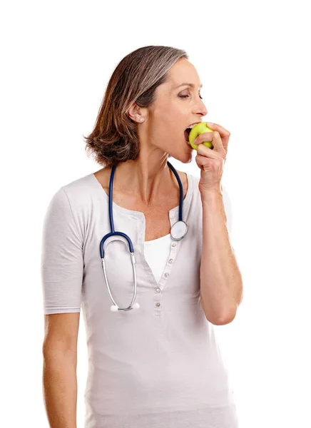 Promowanie Zdrowego Odżywiania Strzał Studyjny Dojrzałej Lekarki Jedzącej Jabłko — Zdjęcie stockowe