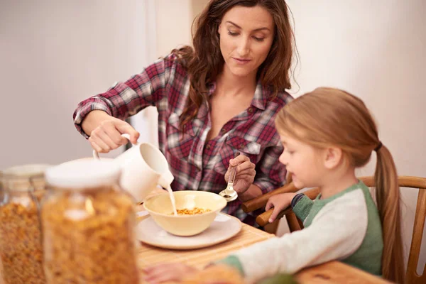 Encanta Cereal Una Mujer Que Vierte Leche Sobre Sus Hijas —  Fotos de Stock