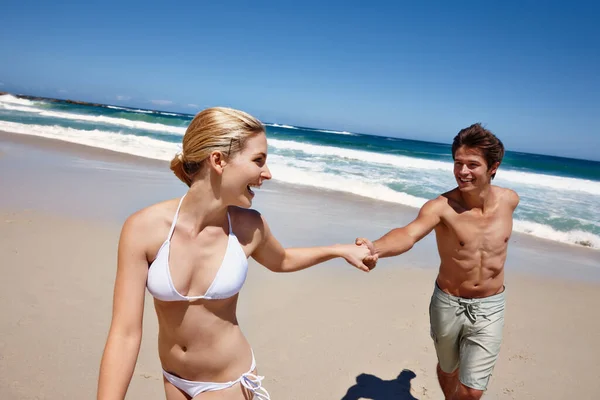 夏の思い出を作ろう 幸せな若いカップルがビーチで遊び心のある瞬間を楽しんでいます — ストック写真