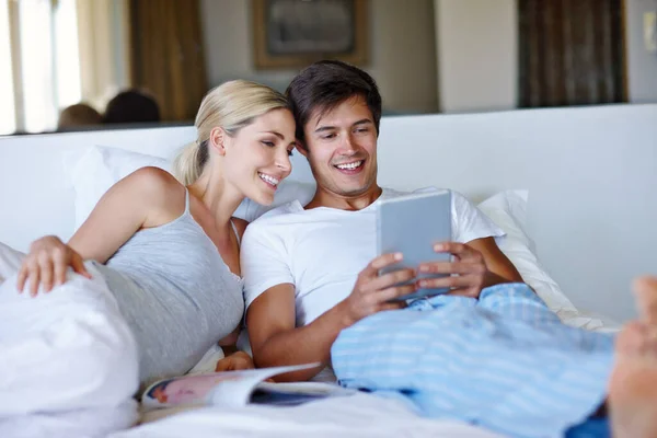 Entrar Para Amar Casal Feliz Deitado Cama Usando Tablet Digital — Fotografia de Stock