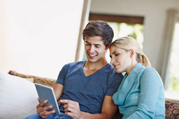 Aprende Algo Nuevo Línea Una Feliz Pareja Joven Usando Una — Foto de Stock