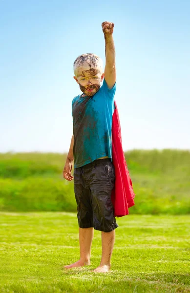 Ein Schlammiger Superheld Ein Kleiner Junge Als Superheld Verkleidet Und — Stockfoto