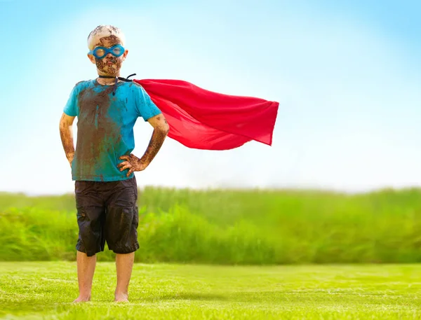 Брудний Супергерой Маленький Хлопчик Одягнений Супергерой Вкритий Брудом — стокове фото
