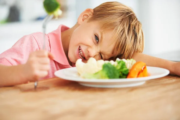我不吃这个 一个小男孩非常不喜欢吃蔬菜 — 图库照片