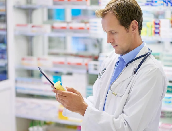 Tudásra Van Szükséged Megtalálod Neten Digitális Tablettán Dolgozó Gyógyszerész — Stock Fotó