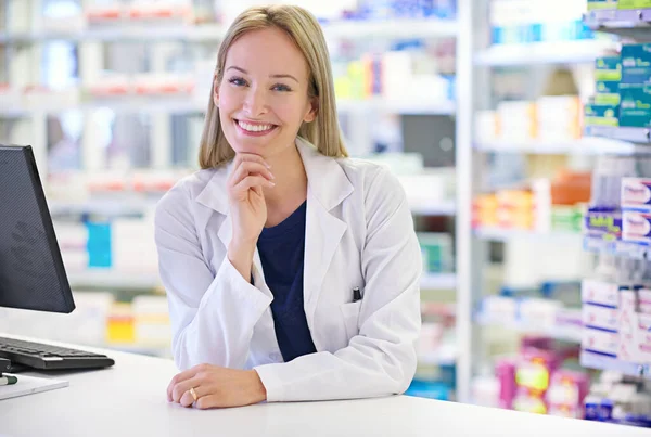 Varje Kund Förtjänar Ett Leende Porträtt Attraktiv Farmaceut Stående Vid — Stockfoto